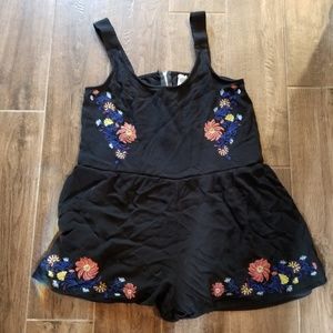 Xhiliration ▪Floral embroidered gauze romper 🌻